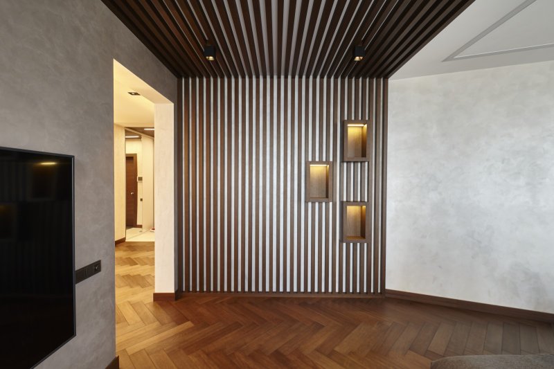 Wall decoration with wooden rails