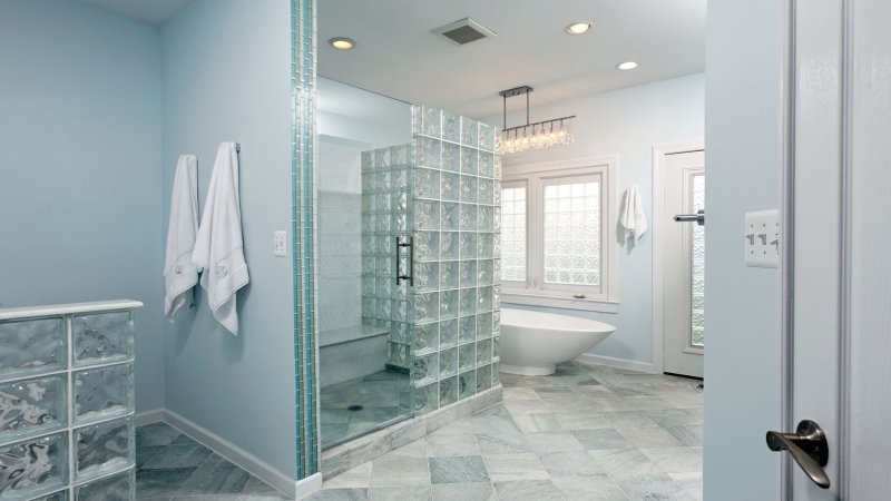 Shower cabin of glass blocks