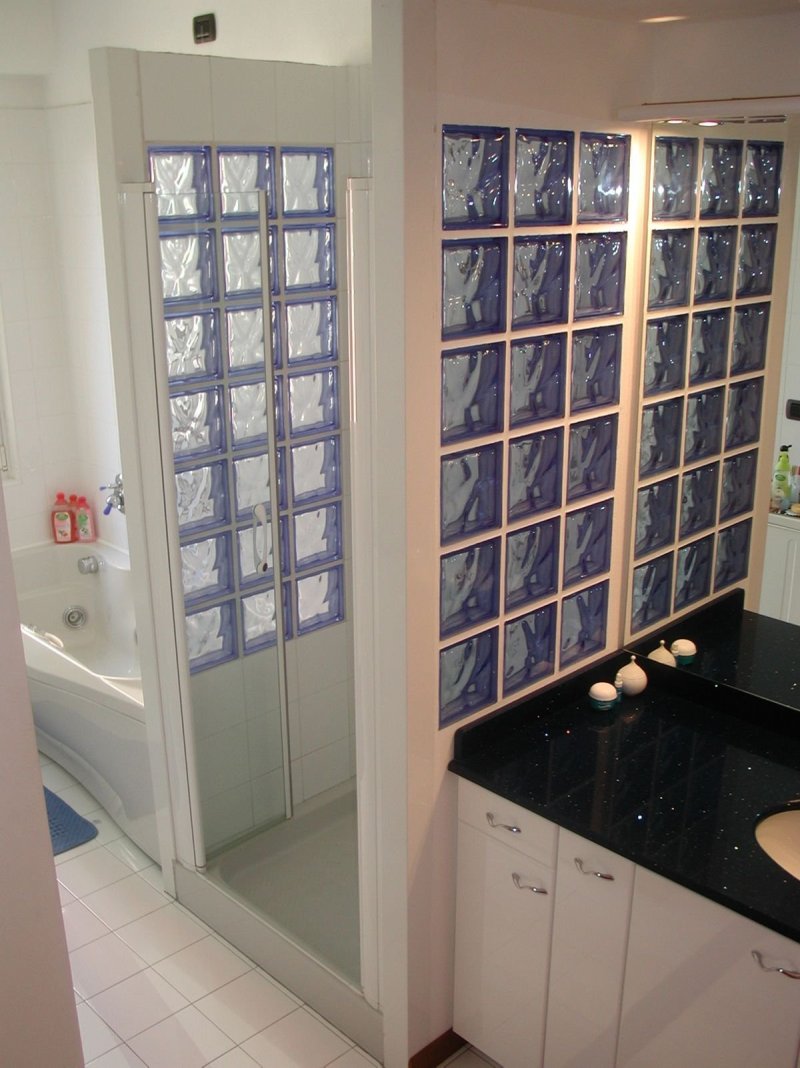 Shower cabin of glass blocks