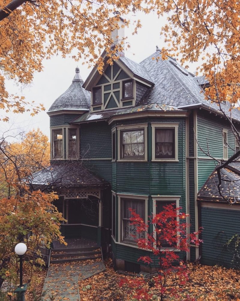 Victorian -style house