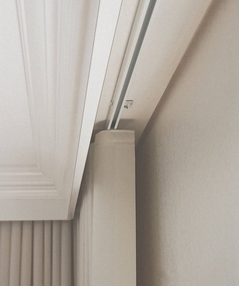 Ceiling cornice for curtains