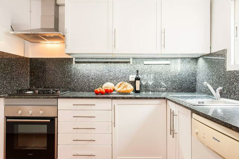 Cuisine with a gray countertop