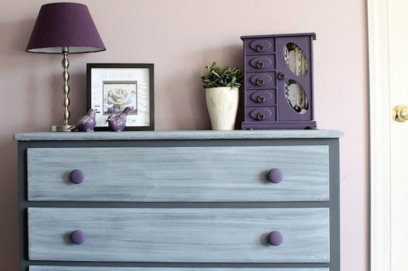 Paint the chest of drawers