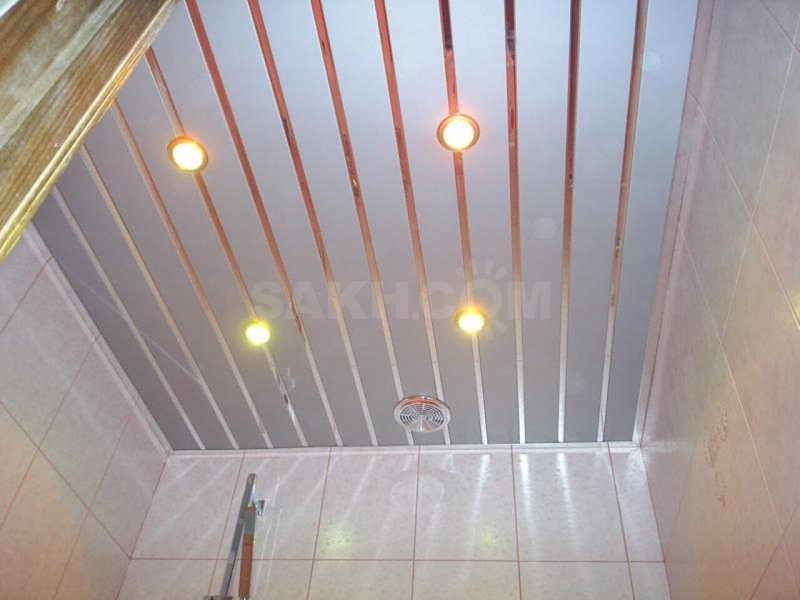 Rack ceiling in the bathroom