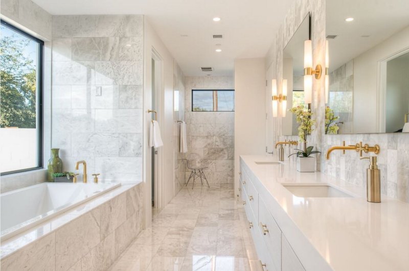 Bathroom with marble tiles