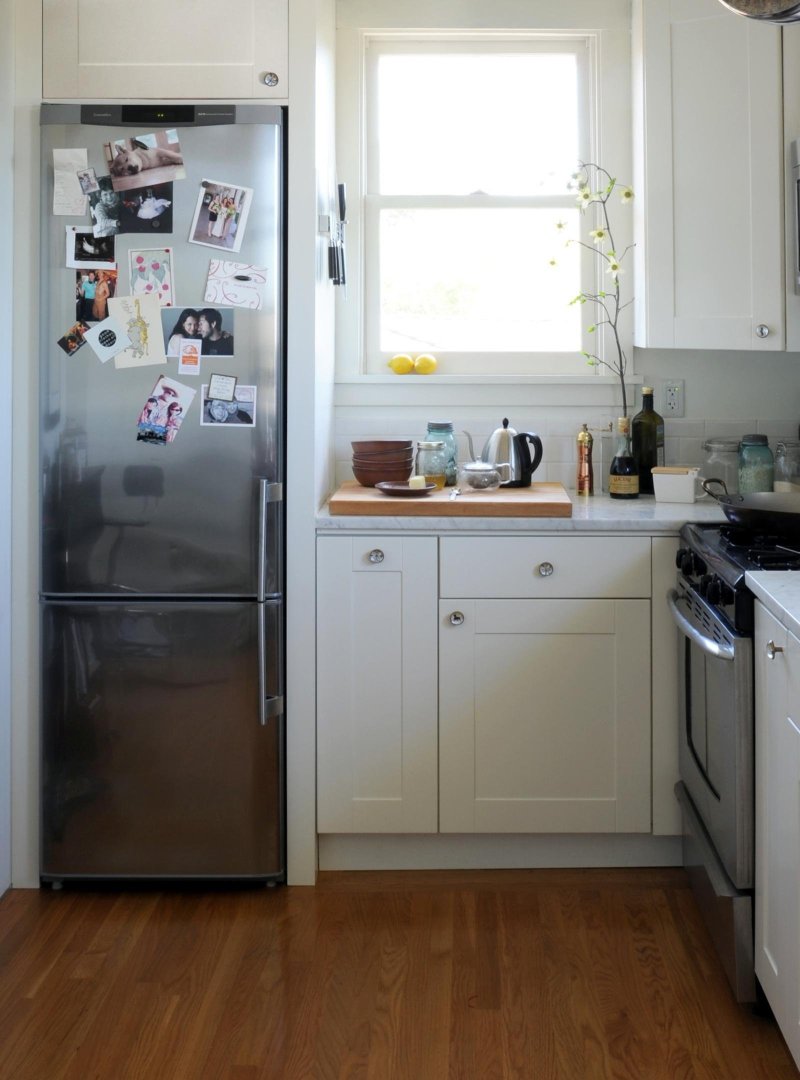 Small kitchen design with a refrigerator