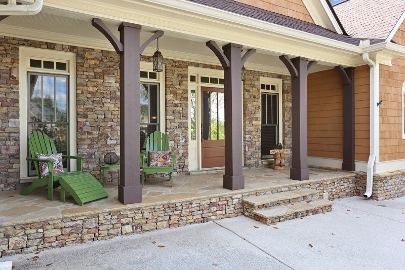 Facade decoration with a stone