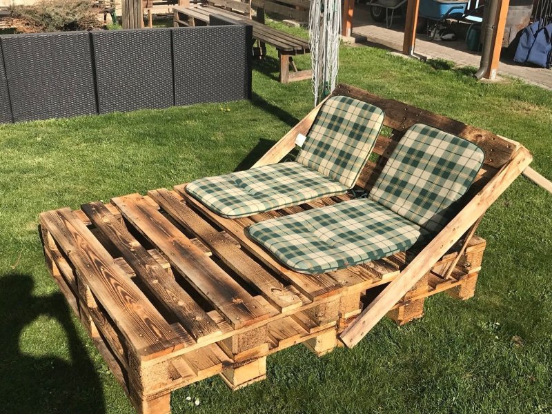 Lounger from pallets for giving