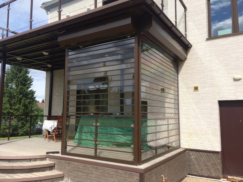 Flexible roller shutters for the veranda transparent