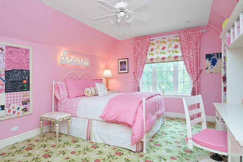 Room for a girl in pink tones