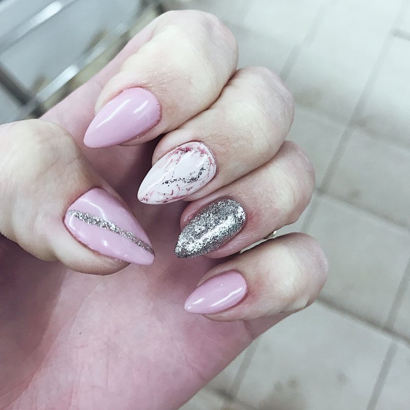 Manicure almonds marble