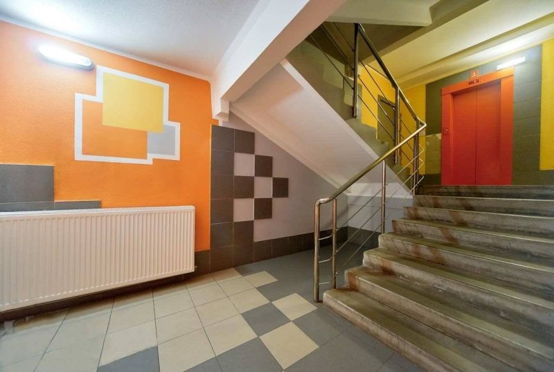 The design of the entrance of an apartment building