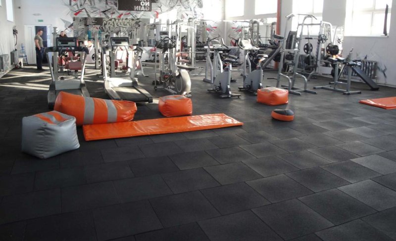 Rubber coating on the floor for the gym