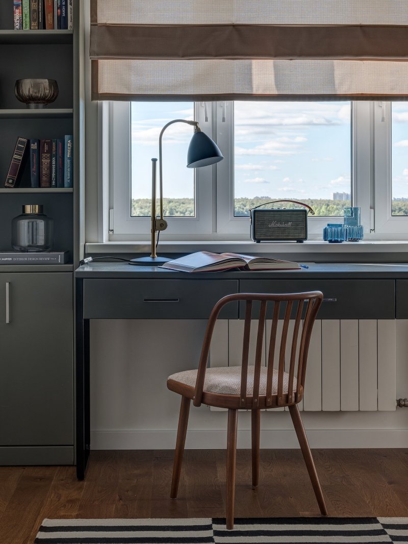 Built -in table in the windowsill