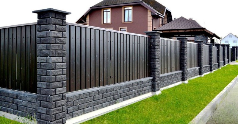 The fence from the corrugated board