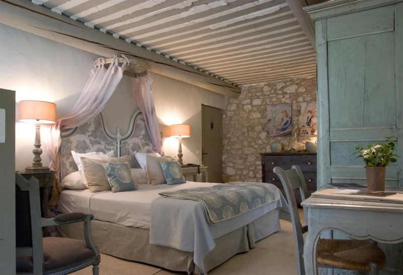 Provence style in the interior of the bedroom