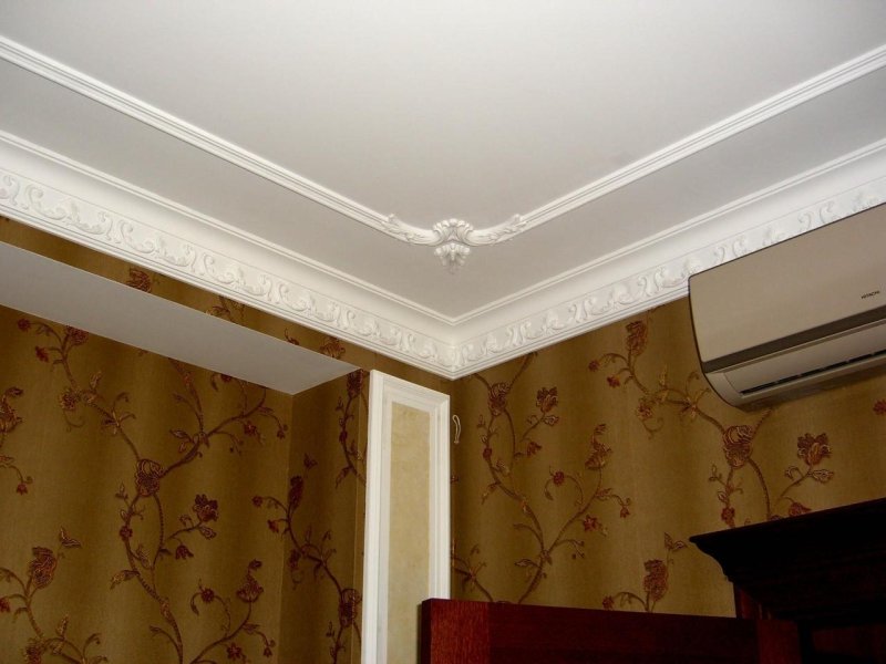 Gypsum cornice on the ceiling