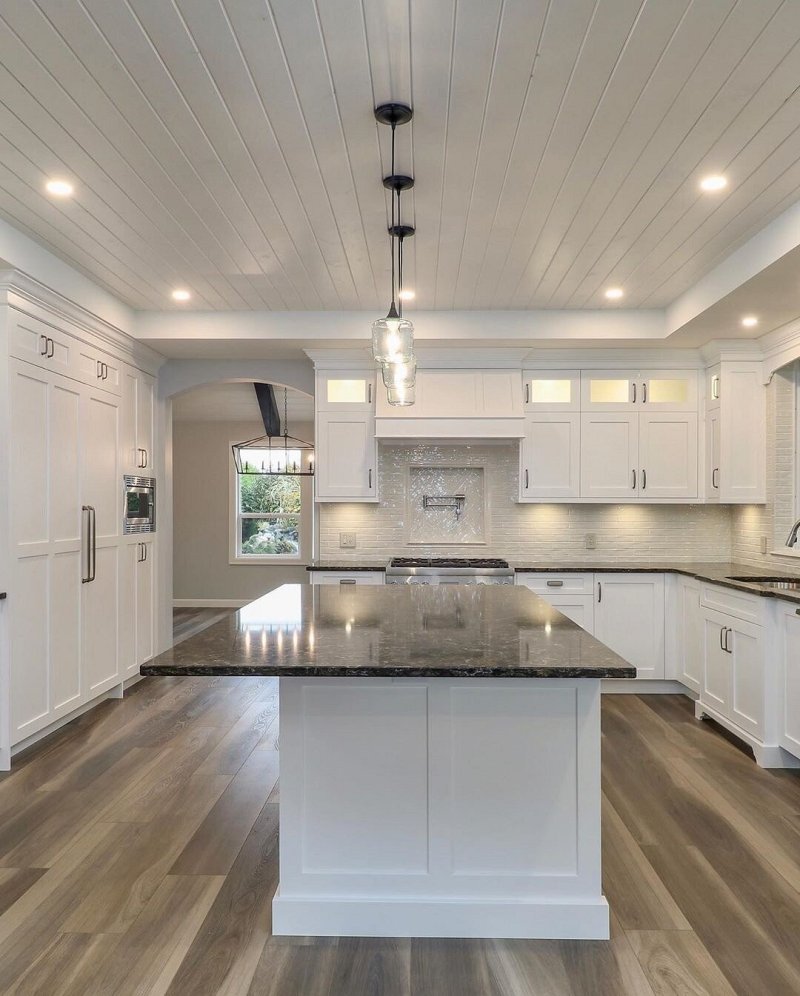 Gray ceiling in the kitchen