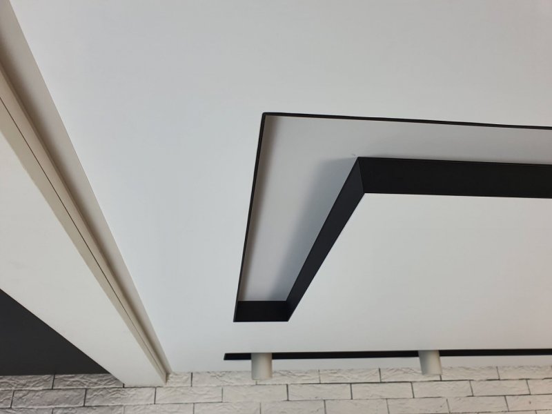 Stretch ceiling with black cant