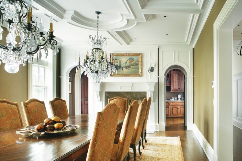 Ceiling plinth in a modern interior