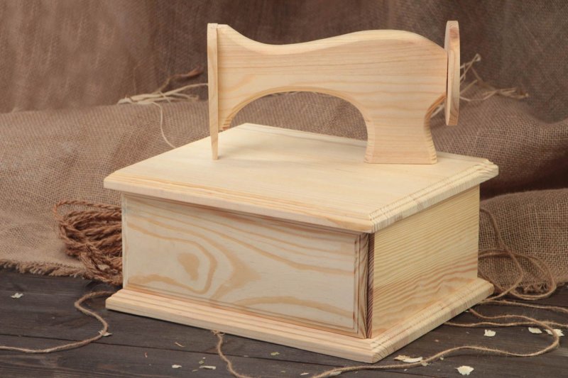 Leonardo box is wooden