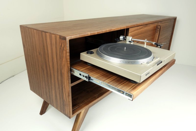 Tumbing for a vinyl player and Ikea records