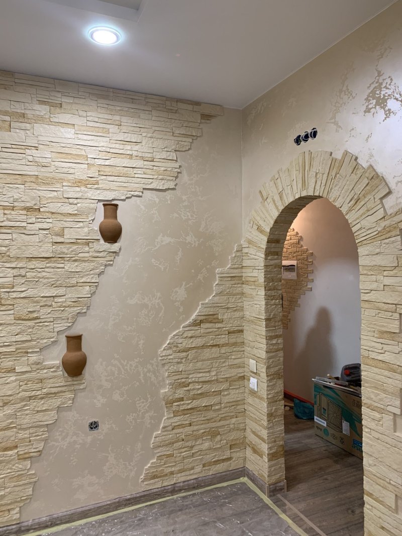 Decoration of arches with decorative stone