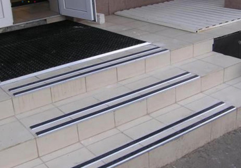 Anti -slip coatings on the steps