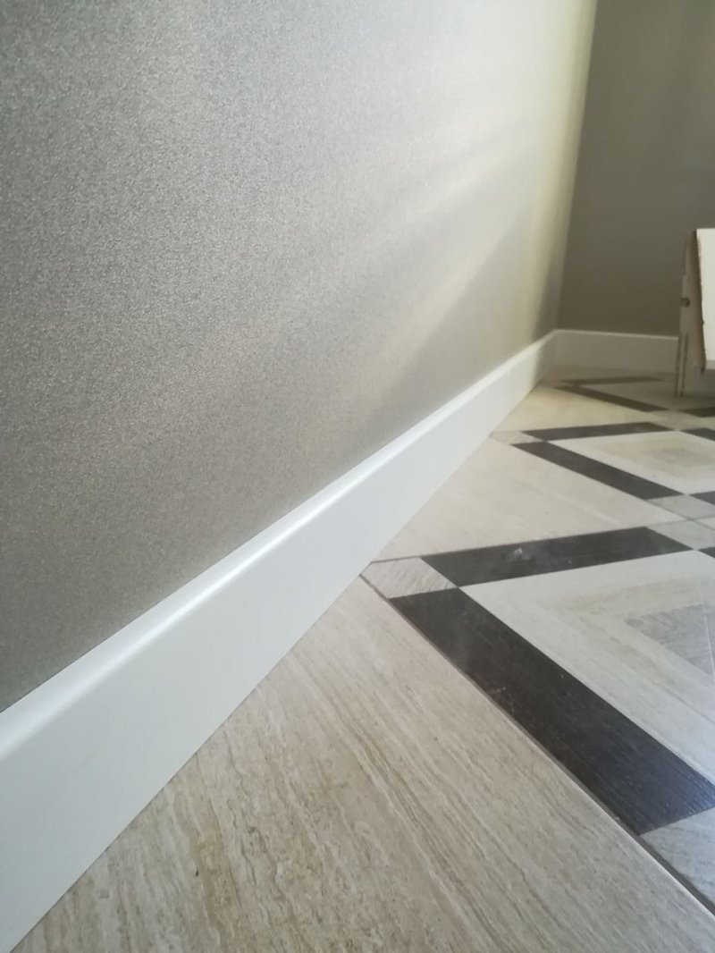 Black skirting board in the interior