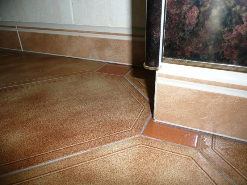 Skirting board from ceramic tiles