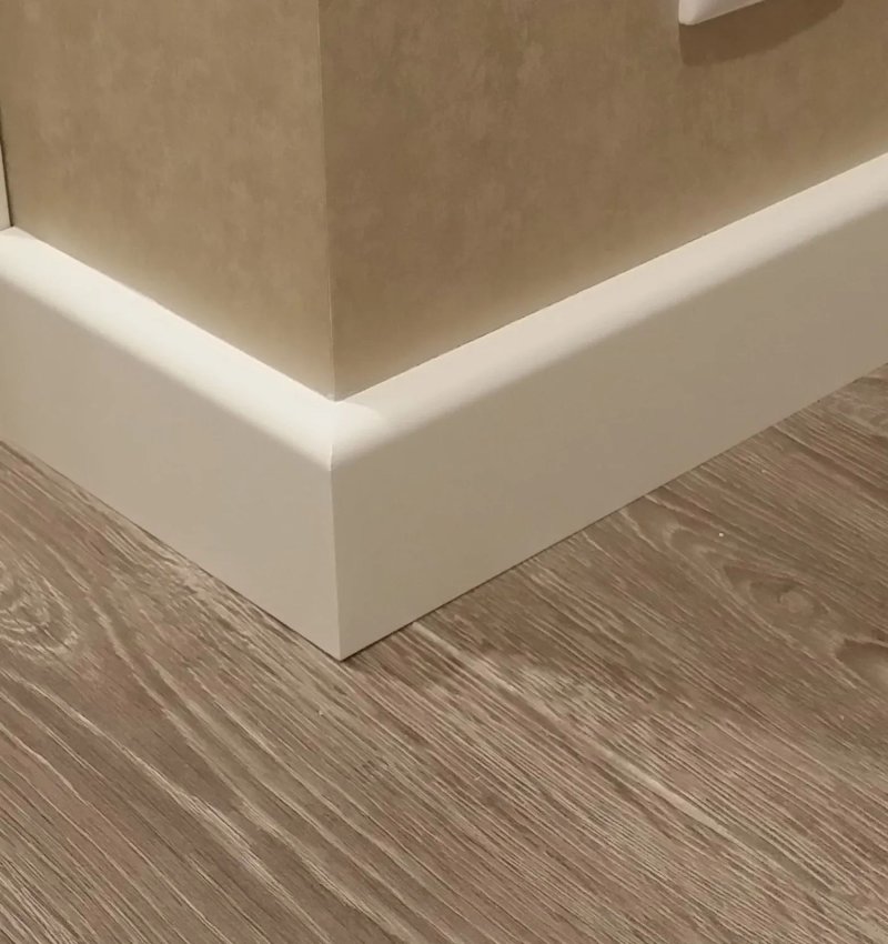 Floor skirting