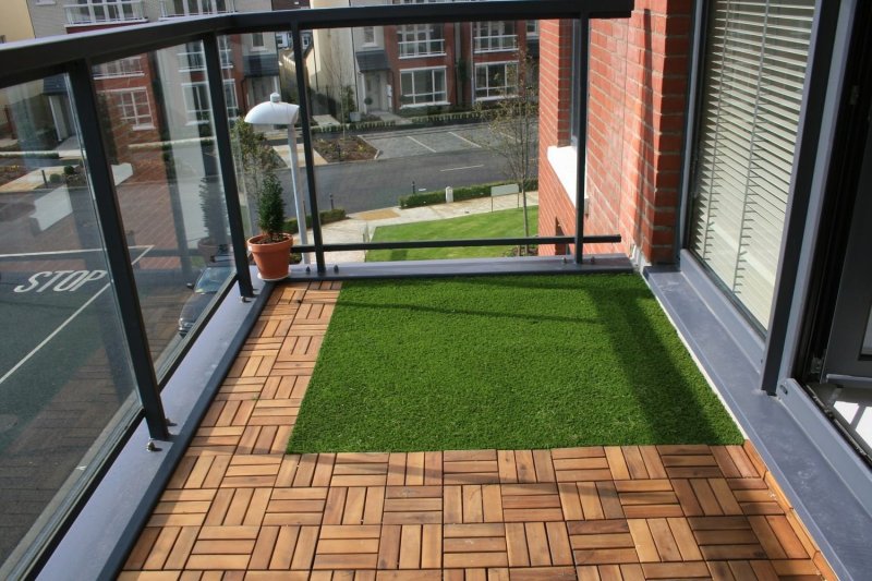 Artificial grass on the balcony