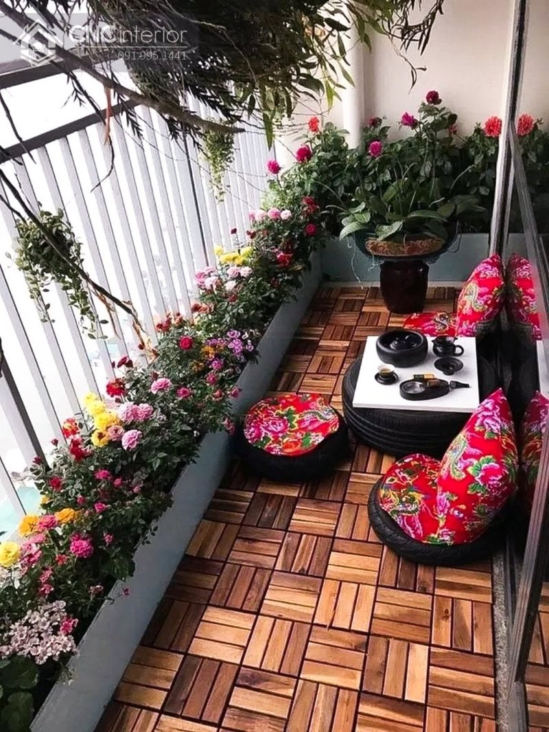 Decorate the balcony with flowers