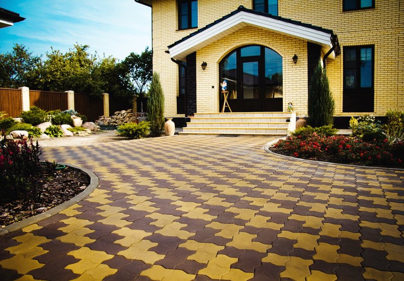 Paving slabs in the yard