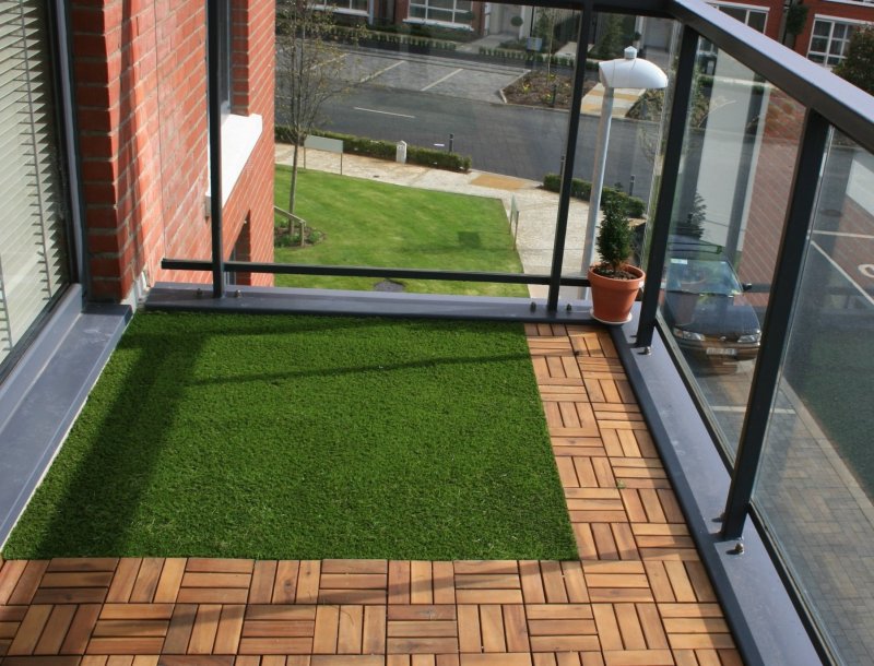 Artificial lawn on the balcony