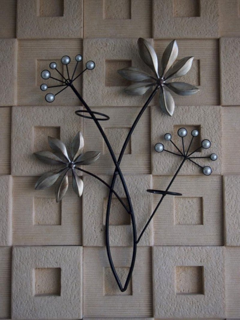 Wall panel made of metal flowers