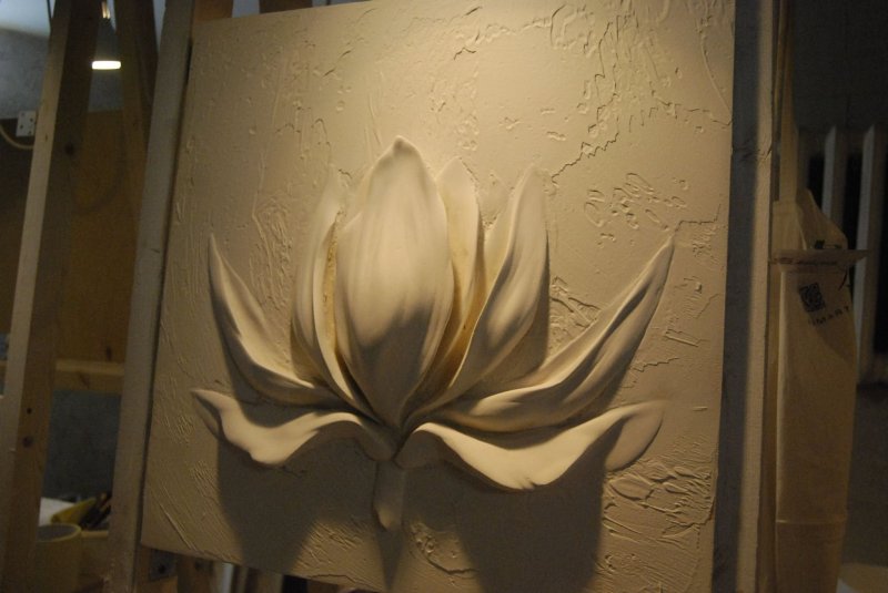 Bas -relief flower