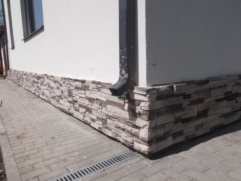 Store trim with stone