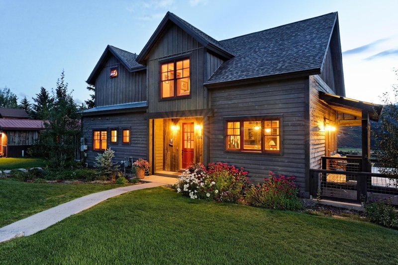 Forest house Rustic exterior