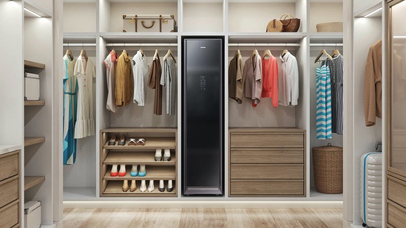 Steam cabinet for clothing