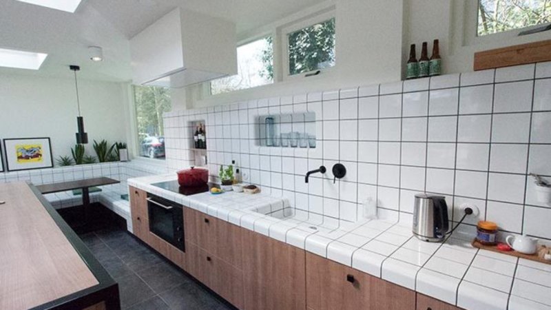 Skandy -style kitchen under a tree