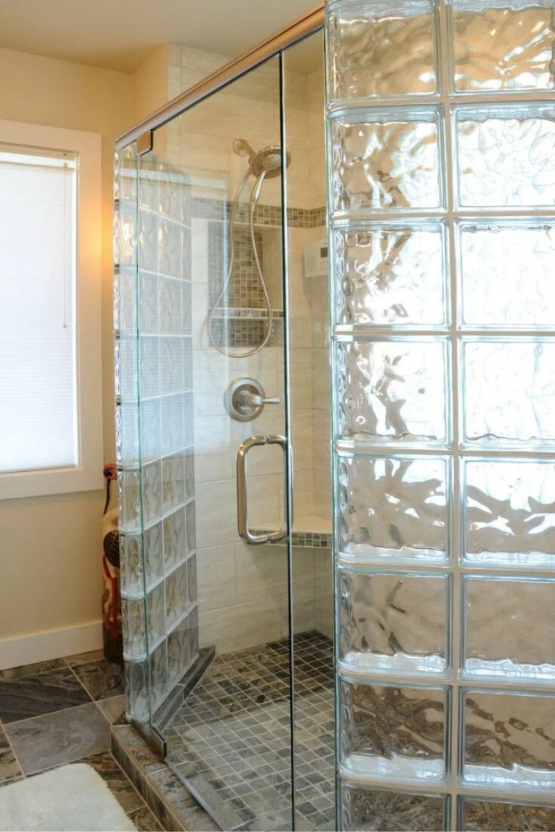 Shower cabin wall of glass blocks