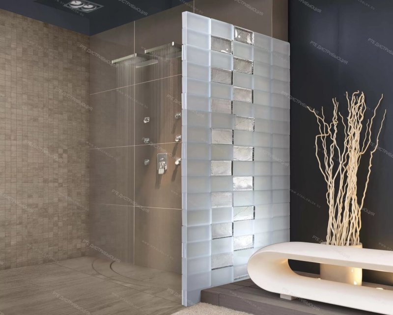 Shower cabin of glass blocks