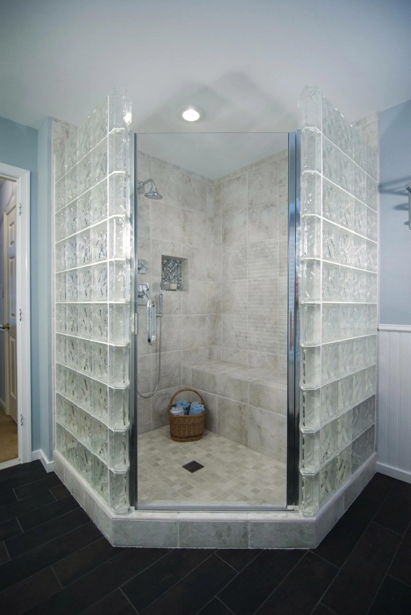 Shower cabin of glass blocks