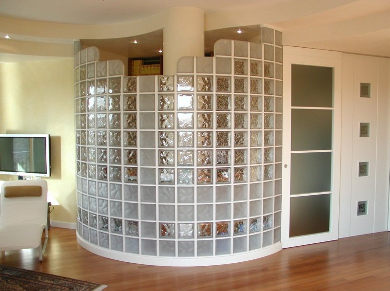 Shower wall made of glass blocks