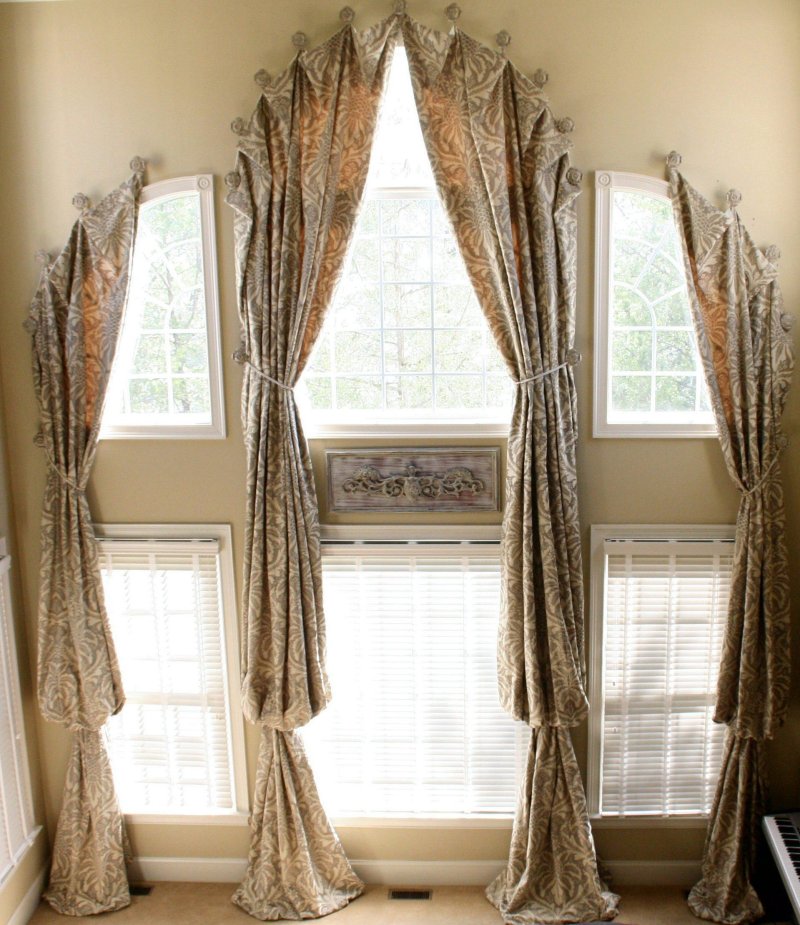 Curtain on the arched window