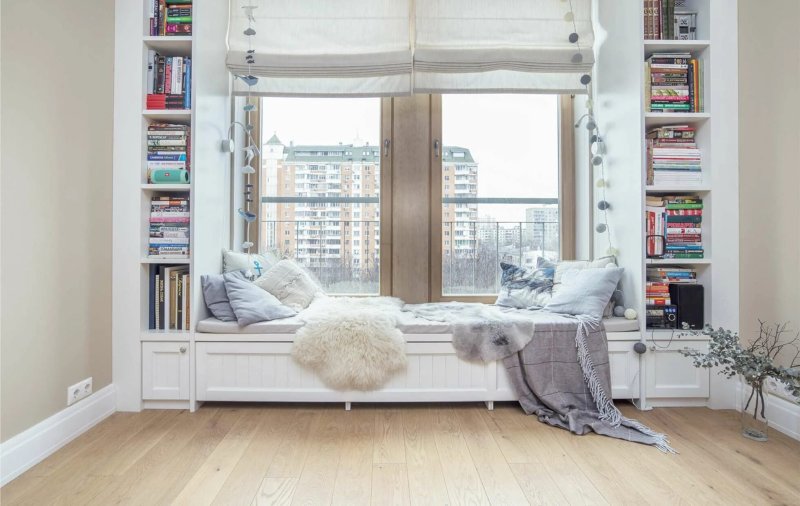 Wide window sills in the interior