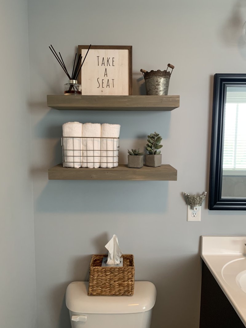 Decor of shelves in the bathroom