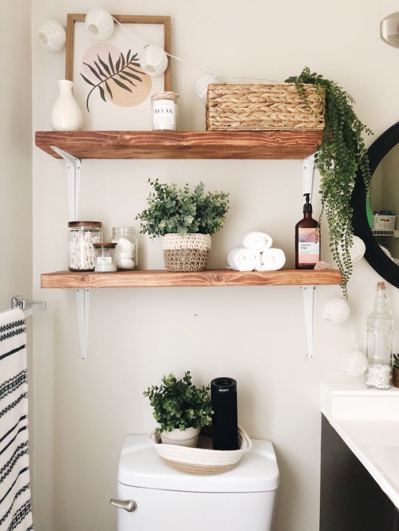 Decor in the bathroom on shelves