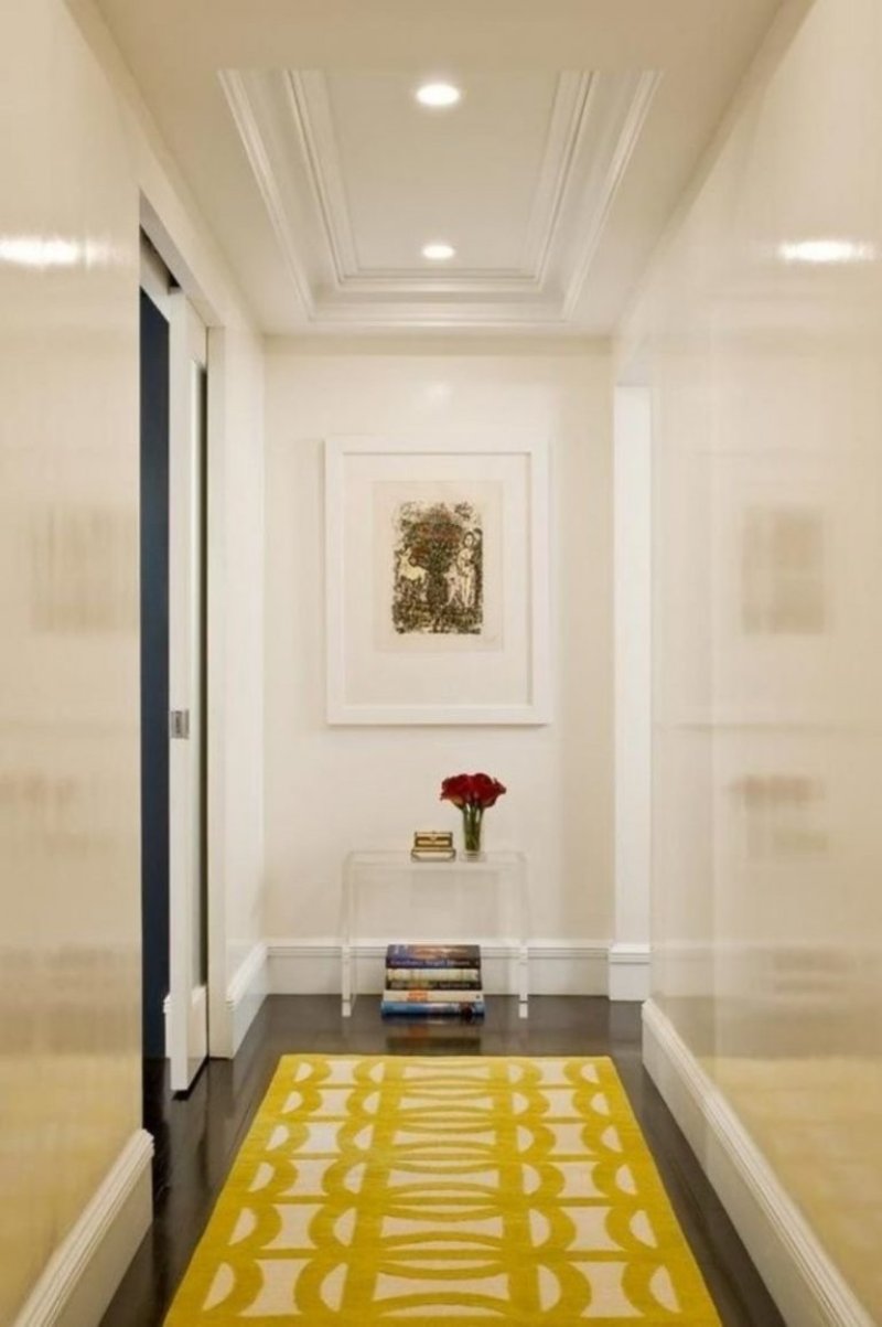 Hallway in yellow